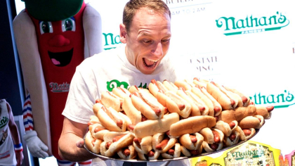 Record mondial la mancat hotdogi. A inghitit 75 de bucati in 10 minute - VIDEO Record mondial la mancat hotdogi. A inghitit 75 de bucati in 10 minute - VIDEO