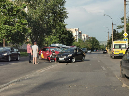 Grav accident pe o strada din capitala, cu implicarea unei masini de taxi - FOTO Grav accident pe o strada din capitala, cu implicarea unei masini de taxi - FOTO