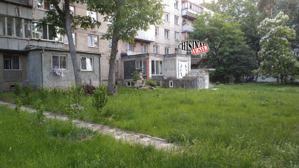 Constructii "cu stil" langa un bloc de locuit din capitala - FOTO Constructii "cu stil" langa un bloc de locuit din capitala - FOTO