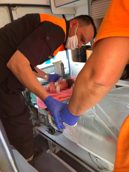 Bebelus, gasit abandonat intr-o vita-de-vie, la Nisporeni. Politistii au chemat medicii si au gasit o mamica care sa-l alapteze - FOTO Bebelus, gasit abandonat intr-o vita-de-vie, la Nisporeni. Politistii au chemat medicii si au gasit o mamica care sa-l alapteze - FOTO