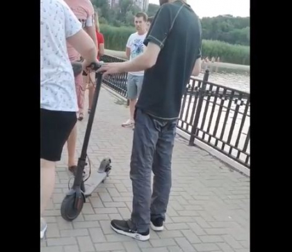 Clipe de cosmar in parcul Valea Morilor. Un barbat, conducand un electro scuter, a lovit un carucior in care se afla fetita unei interprete de la noi