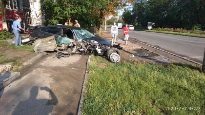 Accident matinal in capitala. O masina a fost facuta zob - GALERIE FOTO Accident matinal in capitala. O masina a fost facuta zob - GALERIE FOTO