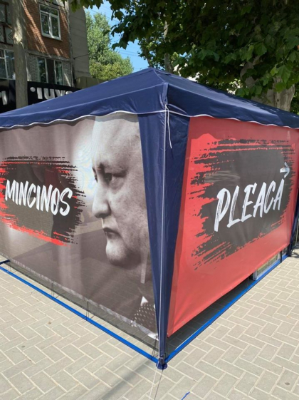 Pro Moldova si-a instalat corturi in capitala, cu scopul de a strange semnaturi pentru petitia contra lui Igor Dodon - GALERIE FOTO