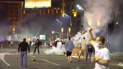 Scene violente in Serbia, dupa ce Guvernul a anuntat ca se revine la starea de urgenta. Proteste la sediul Parlamentului