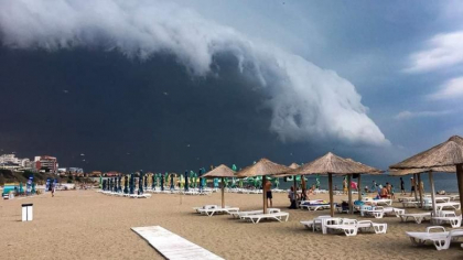 Imagini spectaculoase. Norul Shelf a acoperit cerul in statiunea Mamaia, lasandu-i pe vanatorii de furtuni fara cuvinte
