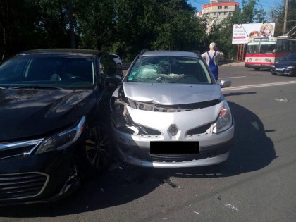 O femeie a ajuns la spital, dupa ce masina in care se afla a fost implicata intr-un accident in capitala - GALERIE FOTO