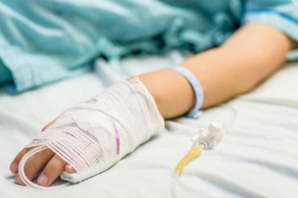 A murit copilul de trei ani din Orhei, care a incendiat o masina dupa ce s-a jucat cu chibriturile