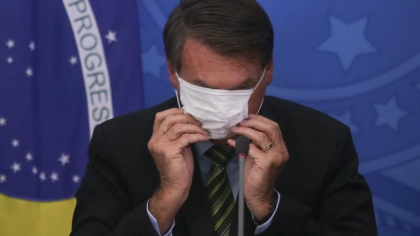 Jurnalistii din Brazilia il dau in judecata pe Jair Bolsonaro, infectat cu coronavirus, pentru ca si-a dat jos masca in fata lor