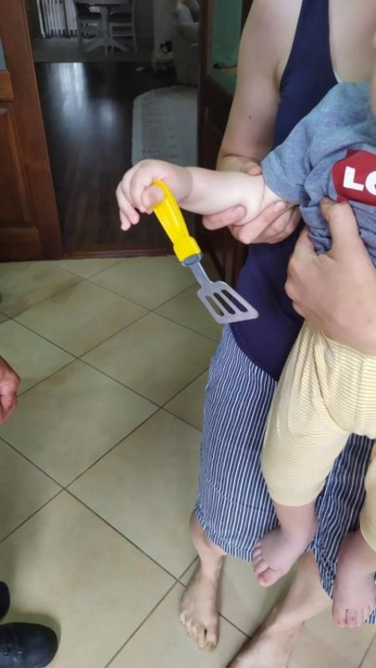 Un copil a ramas cu degetul blocat intr-o jucarie de plastic. Interventia salvatlorilor la Balti - GALERIE FOTO Un copil a ramas cu degetul blocat intr-o jucarie de plastic. Interventia salvatlorilor la Balti - GALERIE FOTO