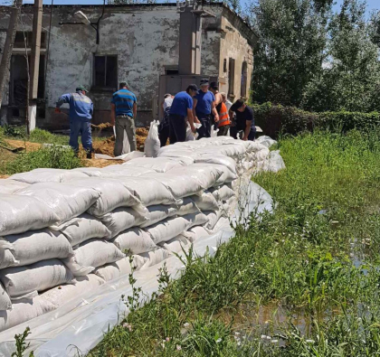 Salvatorii continua preintampinarea inundatiilor. Au fost ridicate baraje in mai multe localitati din Cantemir - GALERIE FOTO
