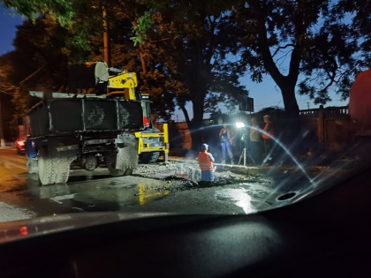 Dupa ce strada Ion Pelivan a fost proaspat asfaltata, cei de la Apa Canal au facut o gaura pentru lucrari - FOTO
