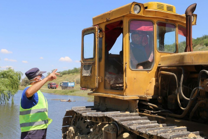 Salvatorii continua sa previna riscurile de inundatii in sudul tarii. Un baraj de 300 de metri a fost consolidat la Cantemir ca sa protejeze 48 de gospodarii - VIDEO
