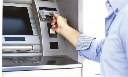 Patania unei femei din Cahul. A extras bani din bancomat, dar a uitat sa ii ia. Ce au facut doi barbati