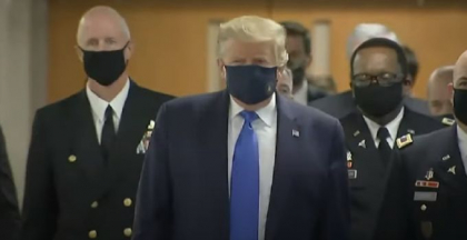 Donald Trump a purtat masca de protectie pentru prima data de la inceputul pandemiei - VIDEO Donald Trump a purtat masca de protectie pentru prima data de la inceputul pandemiei - VIDEO
