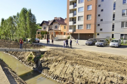 Dupa mai bine de 30 de ani, albia raului Durlesti a inceput sa fie curatata - GALERIE FOTO