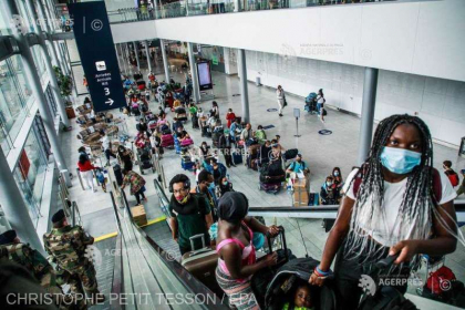 Franta va introduce teste "sistematice" pe aeroporturi pentru calatorii din tarile "rosii"