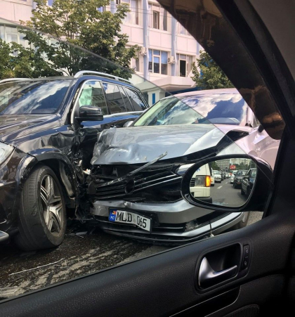 Ultima ora. Veaceslav Platon implicat intr-un accident in fata Judecatoriei Buiucani - FOTO Ultima ora. Veaceslav Platon implicat intr-un accident in fata Judecatoriei Buiucani - FOTO