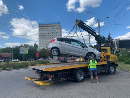 Doua masini - evacuate, dupa ce soferii le-au parcat intr-un loc interzis, pe o strada din capitala - FOTO