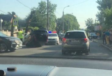 Un pieton a ajuns la spital, dupa ce doua masini s-au ciocnit, iar una dintre ele s-a rasturnat pe o strada din capitala