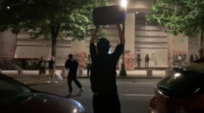Un manifestant cu mainile ridicate, impuscat in cap de un politist. Explicatia gasita de experti - VIDEO
