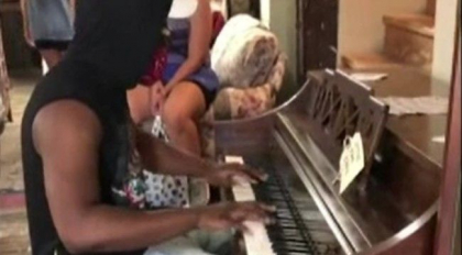 Surpriza de care a avut parte un pianist care a devenit viral dupa ce a cantat intr-un magazin Surpriza de care a avut parte un pianist care a devenit viral dupa ce a cantat intr-un magazin