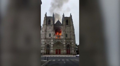 Un barbat, arestat pentru incendiul de la catedrala din Nantes. Focul a izbucnit in trei locuri Un barbat, arestat pentru incendiul de la catedrala din Nantes. Focul a izbucnit in trei locuri