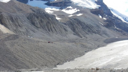 Un autobuz cu turisti s-a prabusit printre ghetari, in Canada. Trei morti si mai multi raniti Un autobuz cu turisti s-a prabusit printre ghetari, in Canada. Trei morti si mai multi raniti