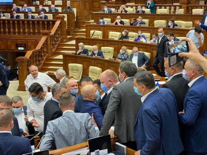 Ce se intampla in timpul pauzei, in plenul Parlamentului. Sergiu Sirbu: "Mai nu a fost o bataie aici" - VIDEO Ce se intampla in timpul pauzei, in plenul Parlamentului. Sergiu Sirbu: "Mai nu a fost o bataie aici" - VIDEO