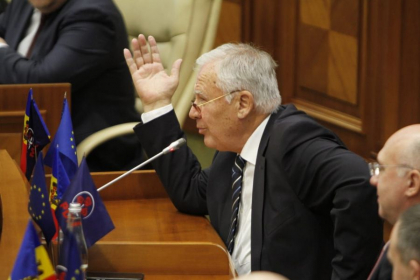 Diacov catre Tauber: "Marinacica, aici e Parlament, nu e primaria satului Jora de Jos. Ai baut medicamente pentru Covid?" Diacov catre Tauber: "Marinacica, aici e Parlament, nu e primaria satului Jora de Jos. Ai baut medicamente pentru Covid?"