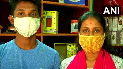 
Un bijutier din India face masti din aur si argint