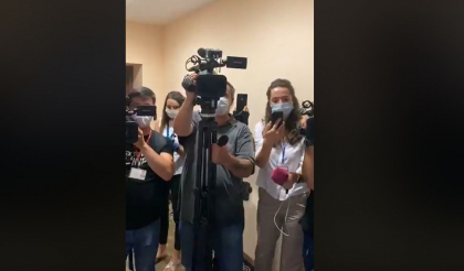 Presei i s-a interzis accesul la sedinta Parlamentului. "Vrem acces in sala" - scandeaza jurnalistii pe holuri si opozitia in plen, in timp ce Chicu isi citeste raportul - VIDEO