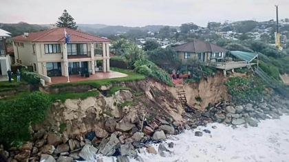 Imagini uluitoare cu case de milioane de dolari care risca sa se prabuseasca in ocean, in Australia. Proprietarii au fost evacuati Imagini uluitoare cu case de milioane de dolari care risca sa se prabuseasca in ocean, in Australia. Proprietarii au fost evacuati