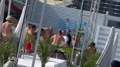 O melodie ruseasca, motivul unei batai crunte intre trei moldoveni, clientii unei terase selecte din Mamaia. Trei persoane au ajuns la spital O melodie ruseasca, motivul unei batai crunte intre trei moldoveni, clientii unei terase selecte din Mamaia. Trei persoane au ajuns la spital