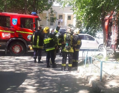 Un barbat si trei copii - salvati, dupa ce o camera din apartamentul acestora a luat foc - FOTO/VIDEO