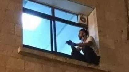 Un tanar n-a vrut sa-si lase mama sa moara singura in spital si s-a catarat zilnic doua etaje pana la fereastra ei. Femeia avea Covid
Un tanar n-a vrut sa-si lase mama sa moara singura in spital si s-a catarat zilnic doua etaje pana la fereastra ei. Femeia avea Covid