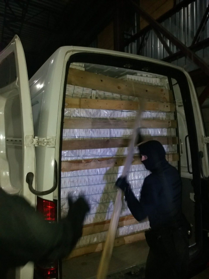 285 de mii de pachete cu tigari, in valoare de 500 mii de euro, gasite la un depozit la frontiera cu Romania si urmau sa ajunga ilegal in UE. Patru moldoveni - retinuti de PCCOCS pentru 72 de ore. Ce risca acestia 285 de mii de pachete cu tigari, in valoare de 500 mii de euro, gasite la un depozit la frontiera cu Romania si urmau sa ajunga ilegal in UE. Patru moldoveni - retinuti de PCCOCS pentru 72 de ore. Ce risca acestia