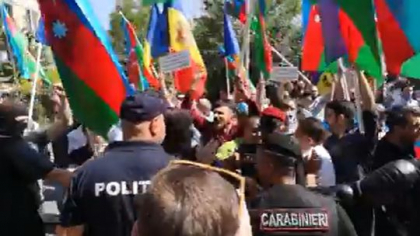 Bataie in fata Ambasadei Armeniei la Chisinau. Un protest organizat de diaspora azera a degenerat in violente, dupa ce acolo si-au facut aparitia mai multi cetateni armeni - VIDEO