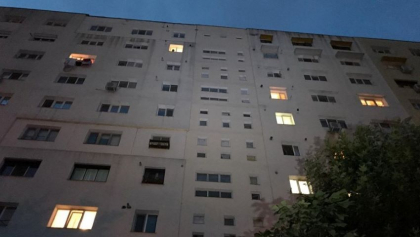 Caz tragic in capitala. O minora de 16 ani a decedat, dupa ce a cazut de la etajul 10 al unui bloc de locuit Caz tragic in capitala. O minora de 16 ani a decedat, dupa ce a cazut de la etajul 10 al unui bloc de locuit