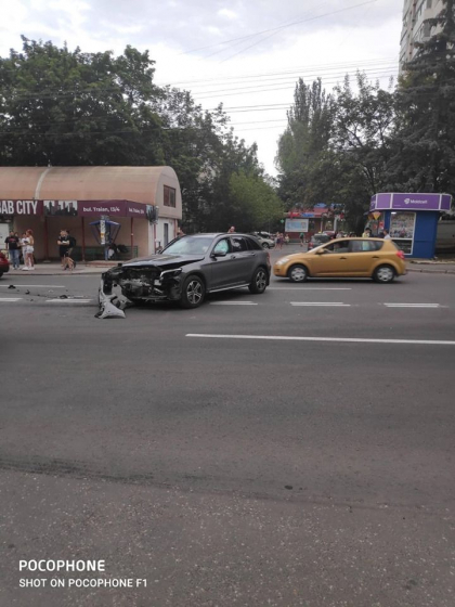 Accident pe o strada din capitala. Politia - la fata locului - GALERIE FOTO Accident pe o strada din capitala. Politia - la fata locului - GALERIE FOTO