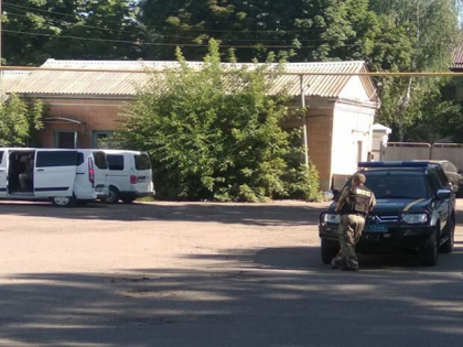 Un barbat cu o grenada a luat ostatic un politist, in Ucraina. Oamenii legii negociaza cu individul
Un barbat cu o grenada a luat ostatic un politist, in Ucraina. Oamenii legii negociaza cu individul