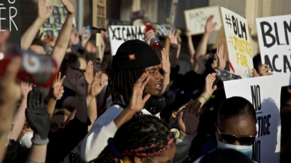 Mii de oameni protesteaza in Portland, cel mai mare oras din statul american Oregon, fata de brutalitatea politiei Mii de oameni protesteaza in Portland, cel mai mare oras din statul american Oregon, fata de brutalitatea politiei