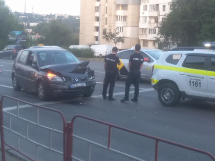 Accident cu implicarea unei masini de politie, in centrul capitalei - FOTO