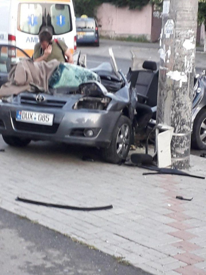 Accident grav in capitala. Trei persoane au ajuns la spital, dupa ce au intrat cu masina intr-un stalp - GALERIE FOTO Accident grav in capitala. Trei persoane au ajuns la spital, dupa ce au intrat cu masina intr-un stalp - GALERIE FOTO