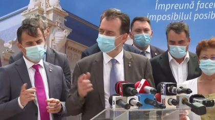 Comedie involuntara la o conferinta de presa a premierului Ludovic Orban. In spatele sau, unul dintre ministri ii copiaza gesturile - VIDEO Comedie involuntara la o conferinta de presa a premierului Ludovic Orban. In spatele sau, unul dintre ministri ii copiaza gesturile - VIDEO