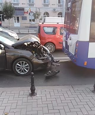 Accident in centrul capitalei. Un automobil a lovit un troleibuz - VIDEO
