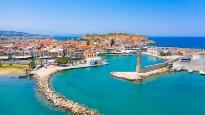 Testul COVID-19 devine obligatoriu si pentru turistii romani care merg cu avionul in Grecia