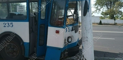 Accident la Tiraspol. Un troleibuz s-a ciocnit violent intr-un stalp - FOTO Accident la Tiraspol. Un troleibuz s-a ciocnit violent intr-un stalp - FOTO