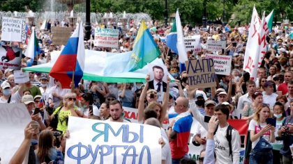 Zeci de mii de persoane au protestat in Extremul Orient rus, scandand sloganuri impotriva presedintelui Rusiei