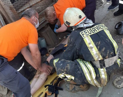 Un barbat, ramas blocat intr-o fantana, dupa ce a efectuat lucrari de adancire a acesteia, la Straseni. Victima - transportata la spital - FOTO Un barbat, ramas blocat intr-o fantana, dupa ce a efectuat lucrari de adancire a acesteia, la Straseni. Victima - transportata la spital - FOTO