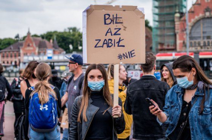 Polonia va parasi tratatul european privind violenta impotriva femeilor. Mii de persoane au protestat